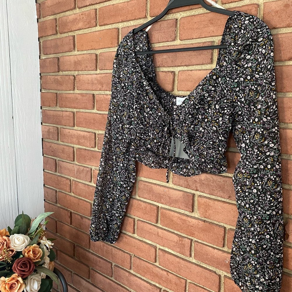 🌸Flowers for Days🌸 Black Floral Crop Top